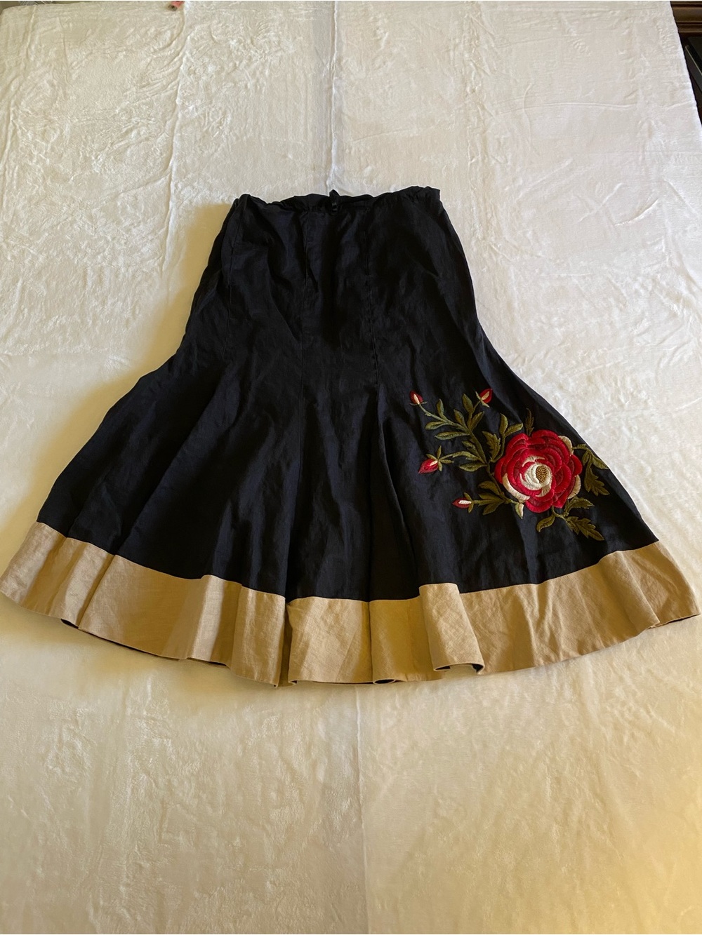 Nine West Women’s Black Linen Skirt with Red Rose Embroidery and Tan Hem. Size 2